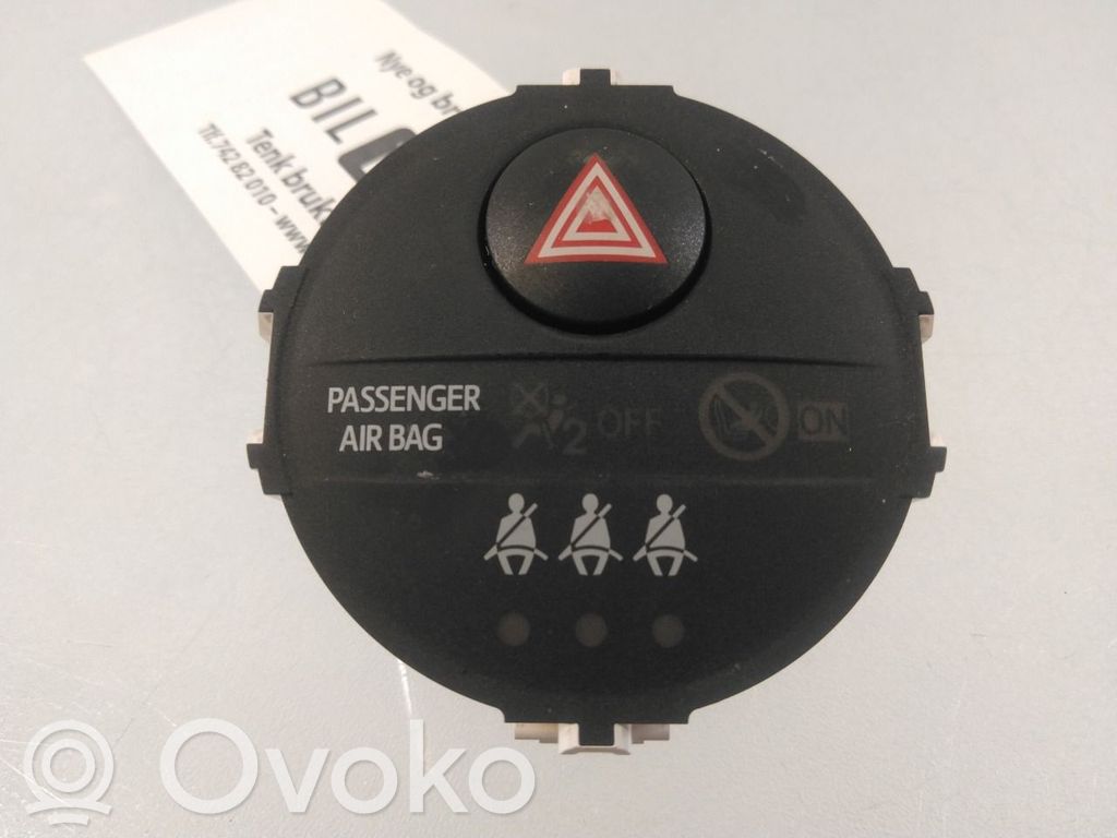 Toyota Yaris Interruttore luci di emergenza 