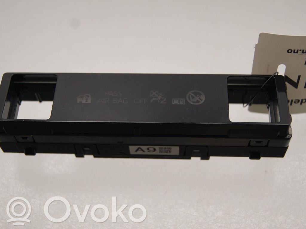 Toyota RAV 4 (XA50) Autres commutateurs / boutons / leviers 