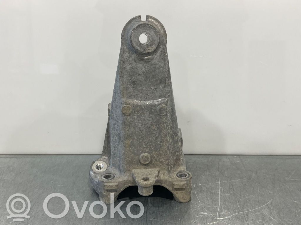 Mercedes-Benz C W205 Engine mount bracket 