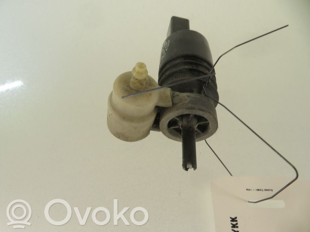 Volkswagen PASSAT B8 Pompa spryskiwacza szyby przedniej / czołowej 