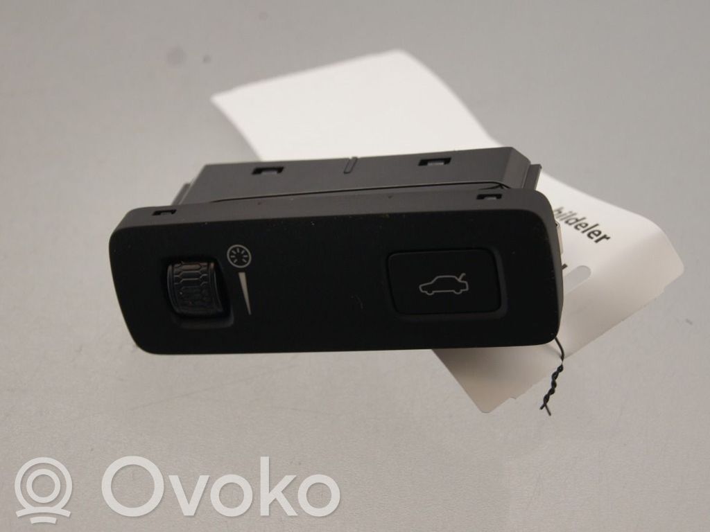 Volvo XC40 Przełącznik / Przycisk otwierania klapy bagażnika 