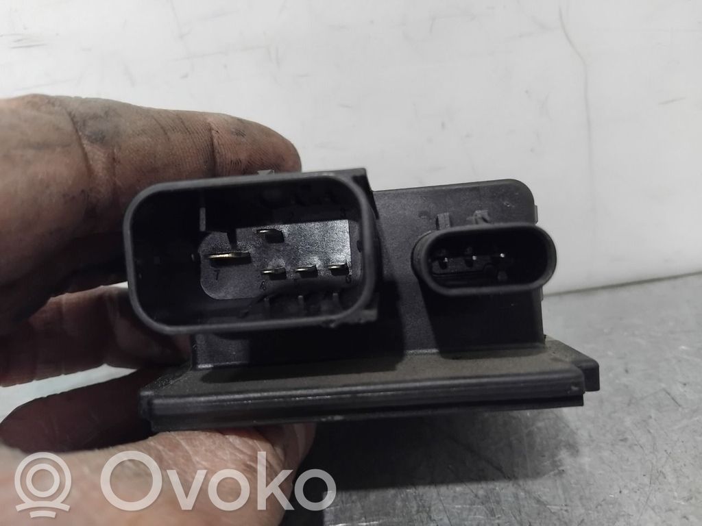 BMW X3 F25 Hehkutulpan esikuumennuksen rele 
