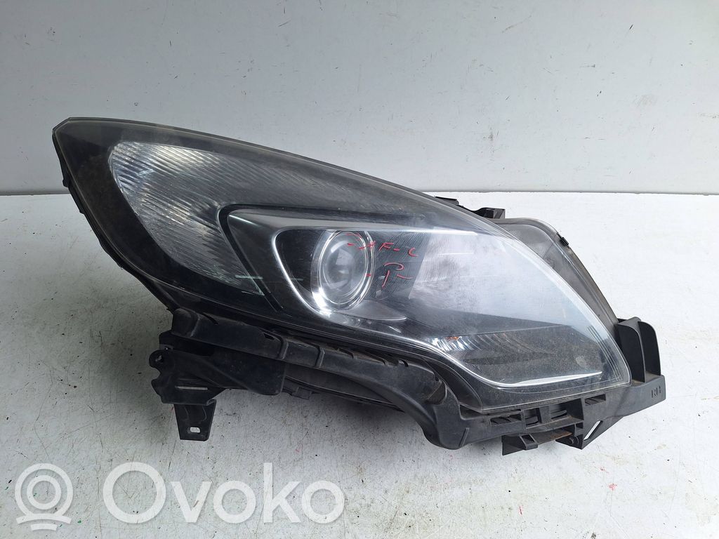 Opel Zafira C Lampa przednia 