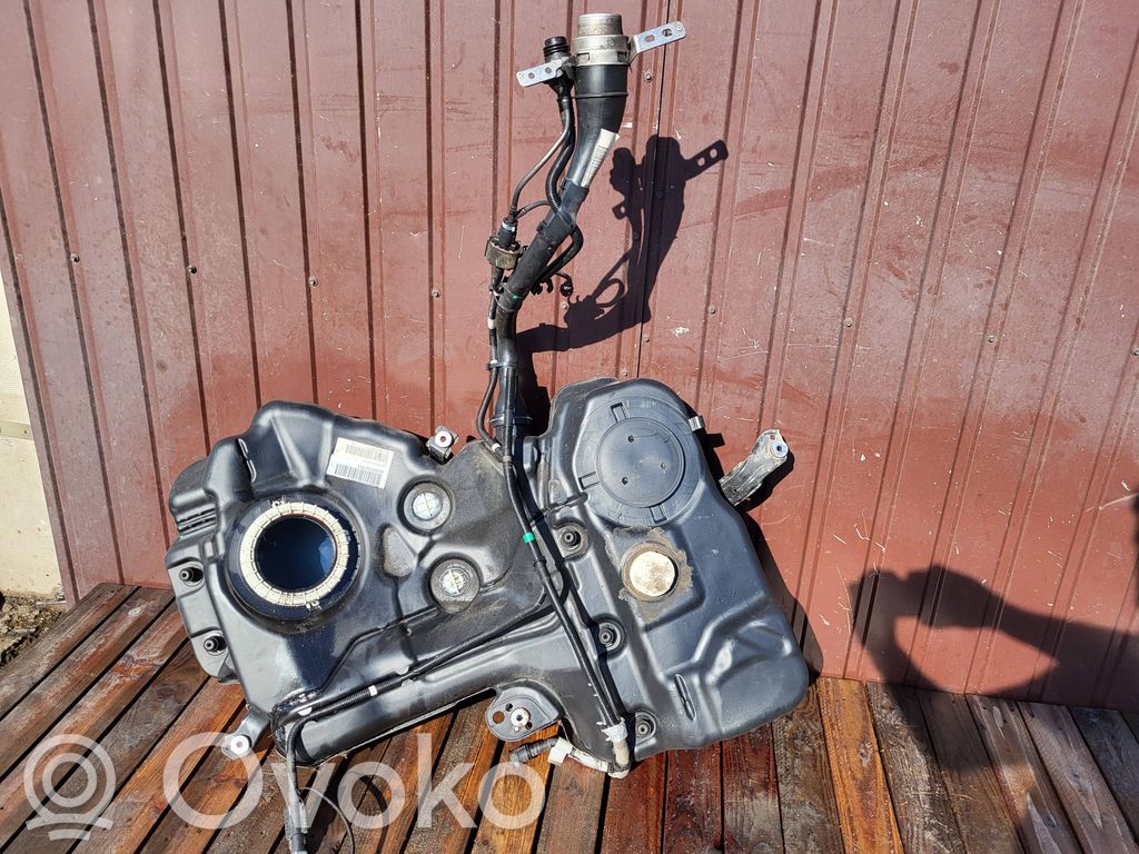 Audi A4 S4 B8 8K Polttoainesäiliö 