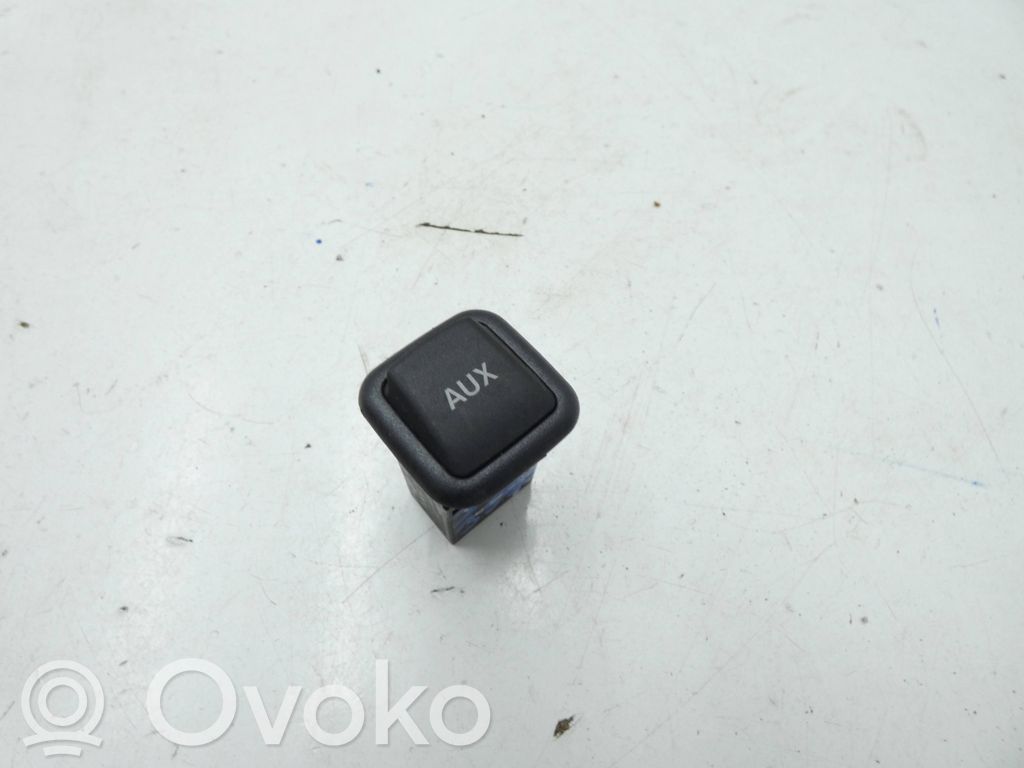 Audi A4 S4 B8 8K AUX-Anschluss 