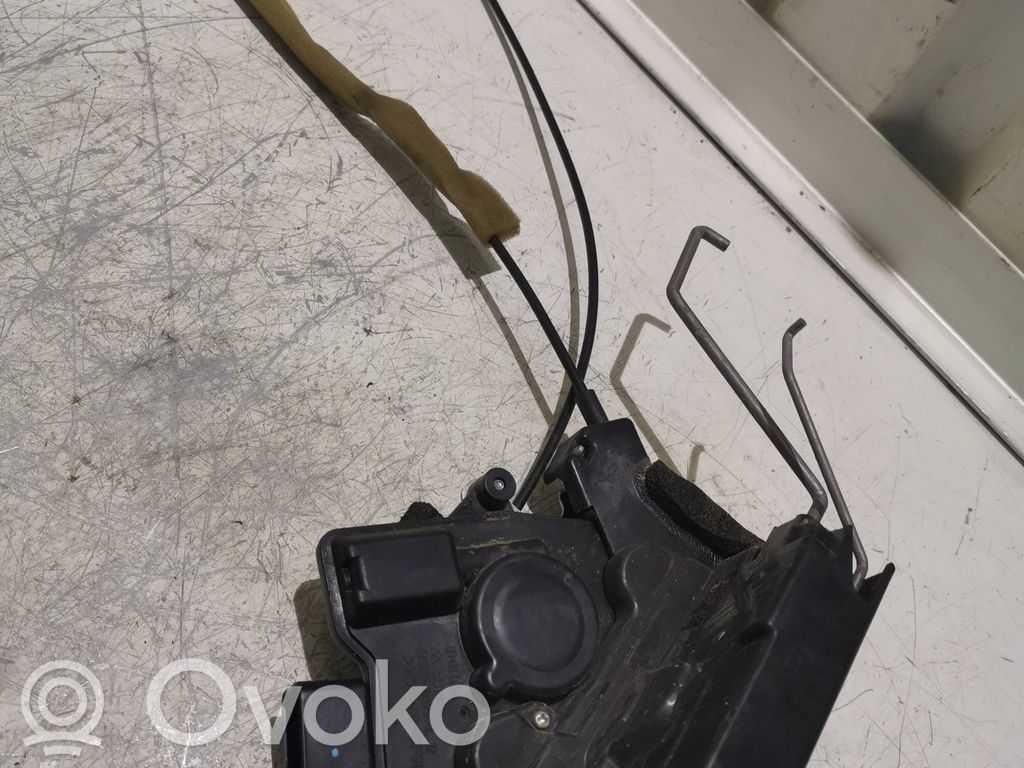 Mazda 5 Front door lock 
