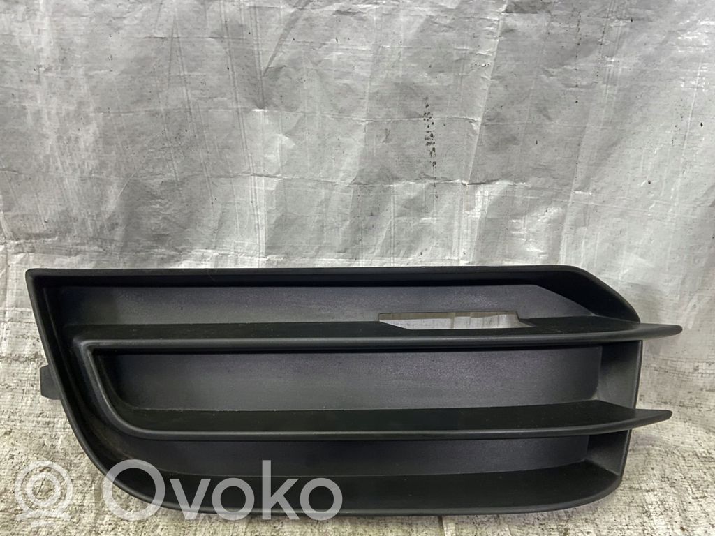 Audi A1 Grotelės apatinės (trijų dalių) 