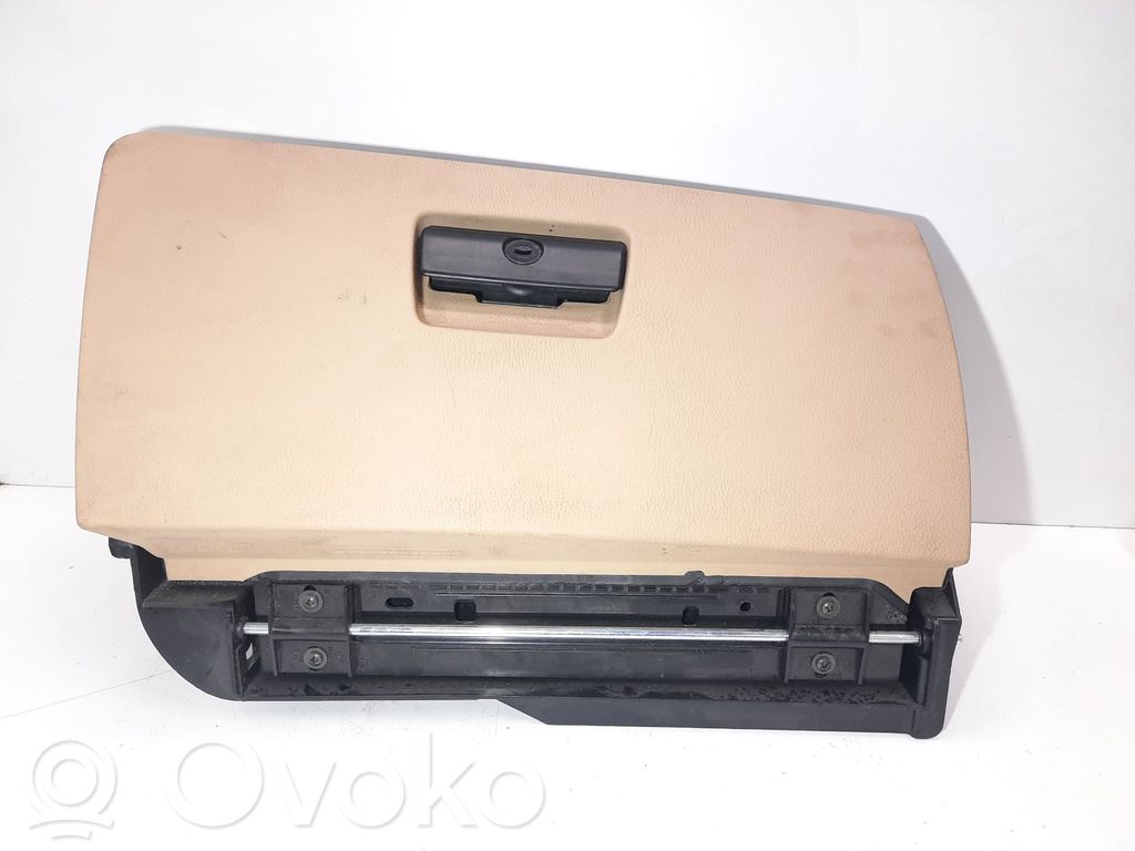 Glove box   7075479