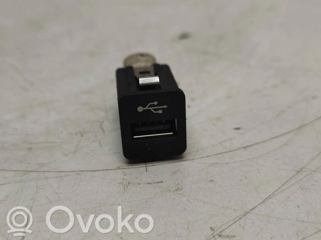 BMW 3 E90 E91 USB socket connector 