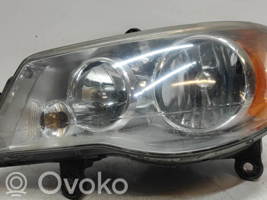 Chrysler Voyager Lampa przednia 