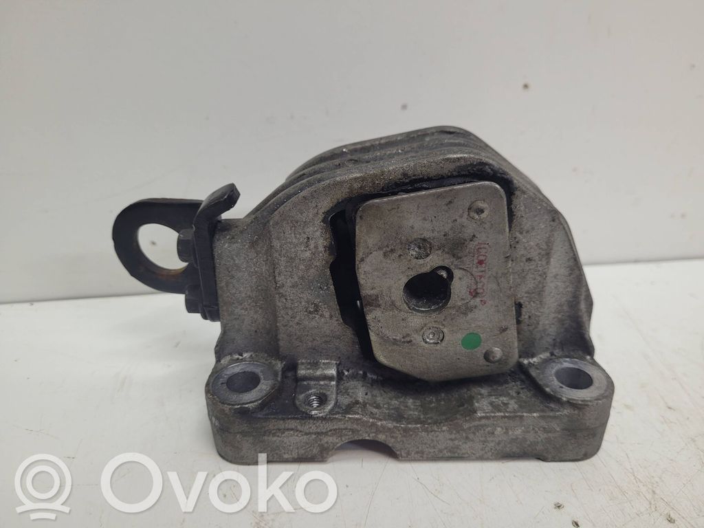 Volvo V70 Engine mount bracket 