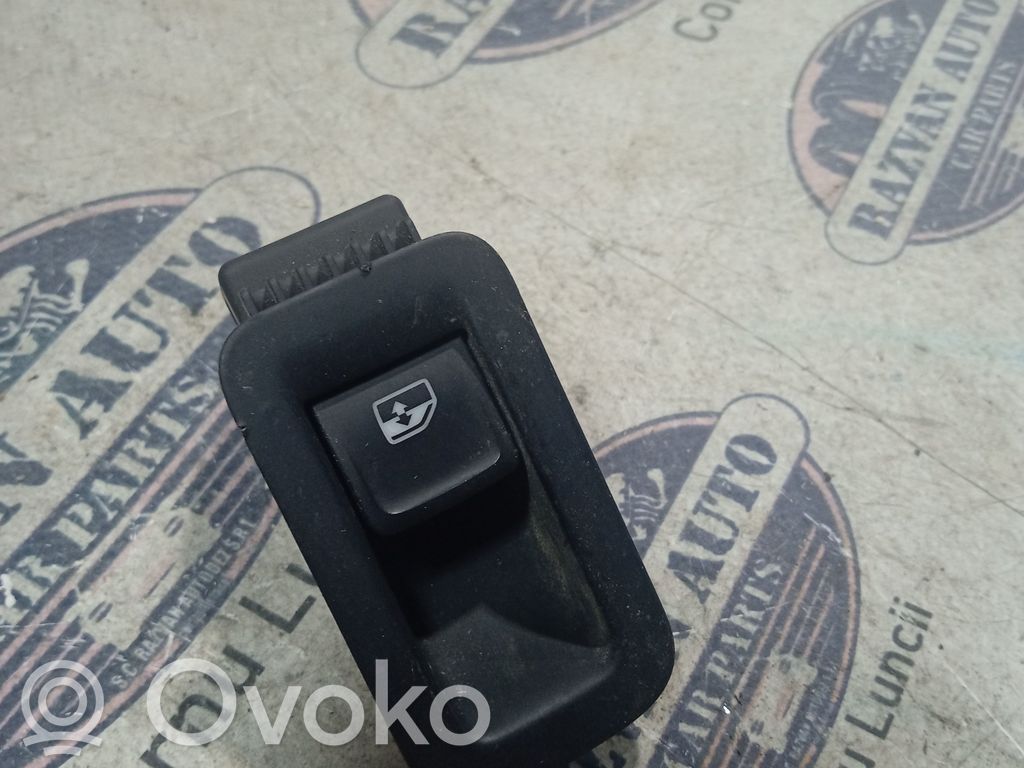 Volkswagen Golf VII Przyciski szyb 