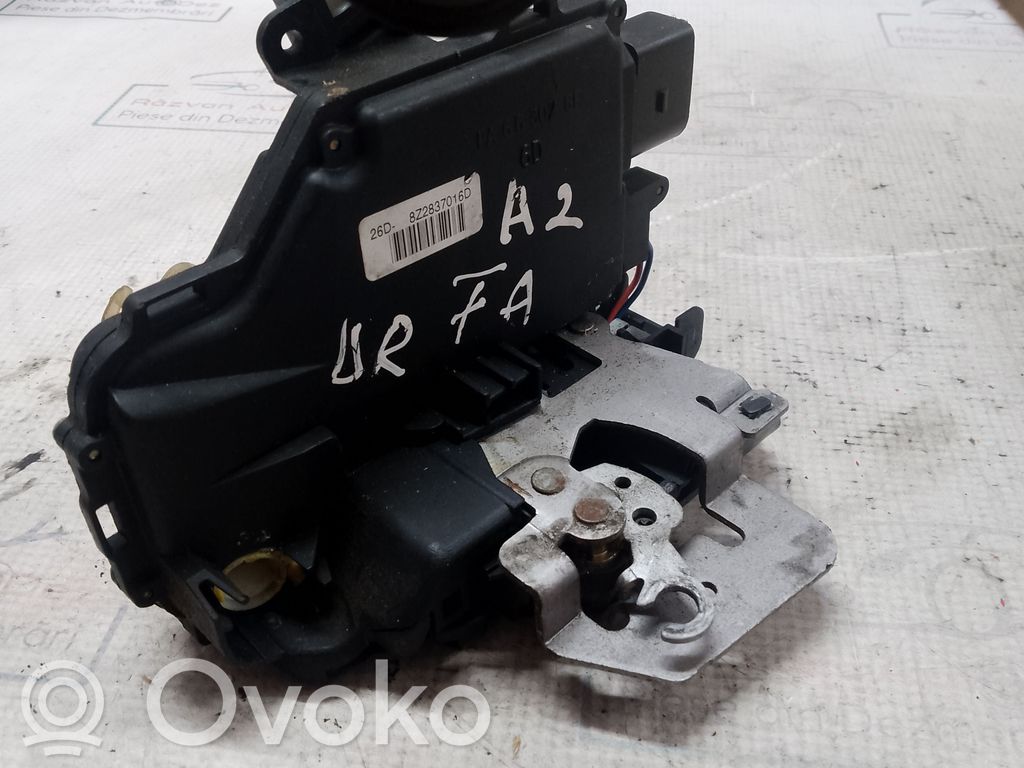 Audi A2 Priekšpusē slēdzene 