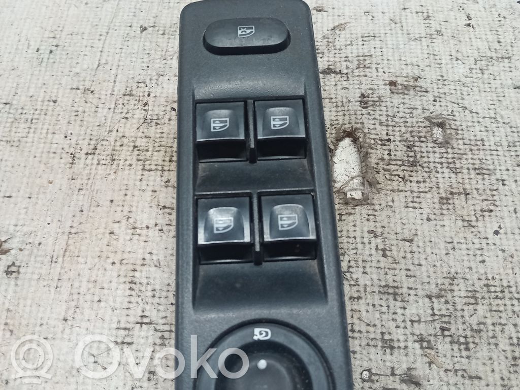Dacia Duster Interruttore di controllo dell’alzacristalli elettrico 