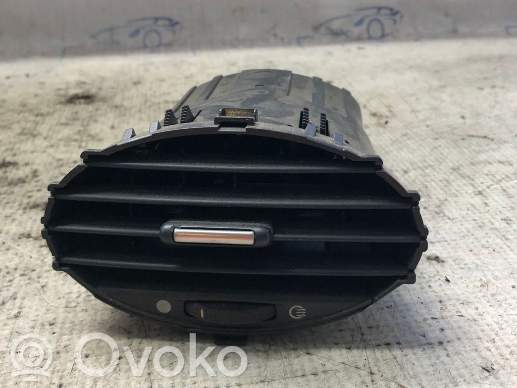 Ford Focus Oro grotelės lubose 