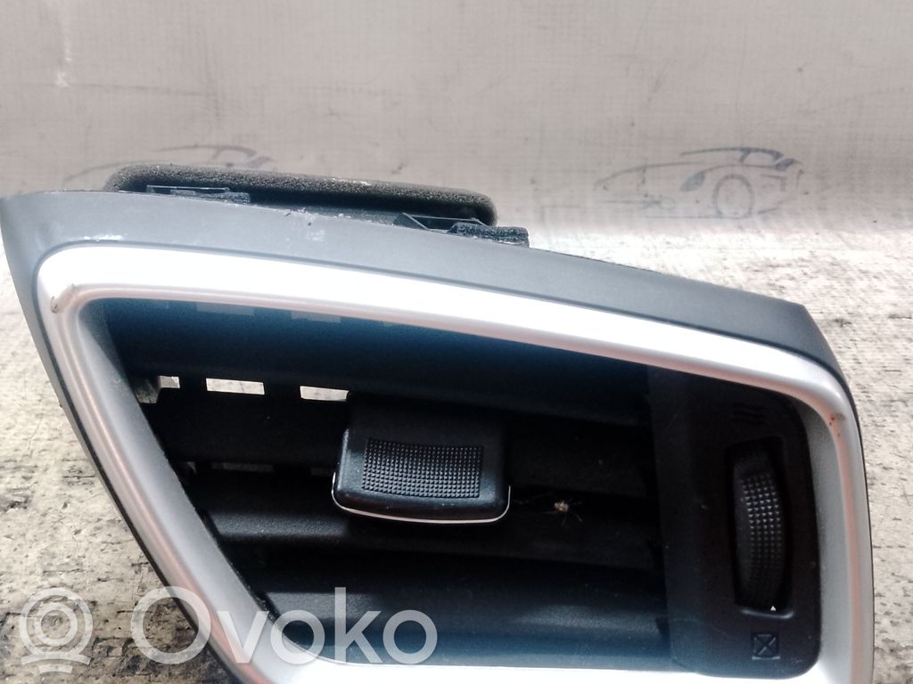 Nissan X-Trail T30 Dysze / Kratki środkowego nawiewu deski rozdzielczej 