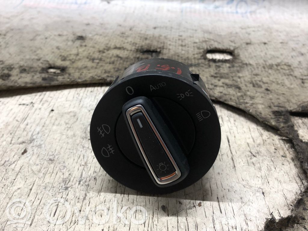 Volkswagen Tiguan Light switch 
