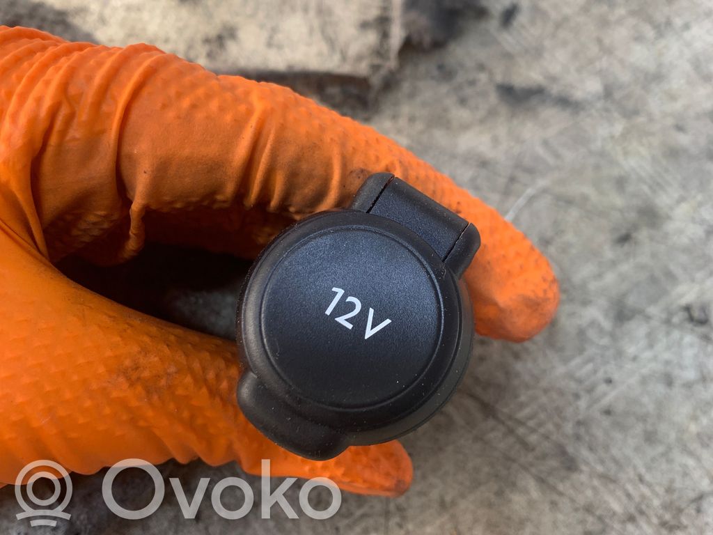 Opel Corsa F Gniazdo 12V przednie 