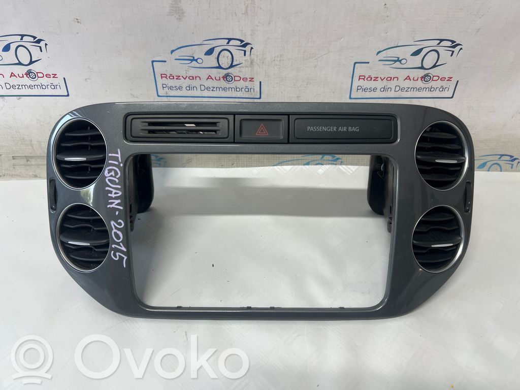 Volkswagen Tiguan Rejilla de ventilación central del panel 