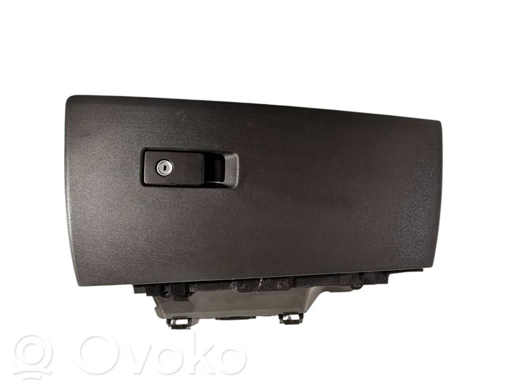 Volvo V70 Glove box 
