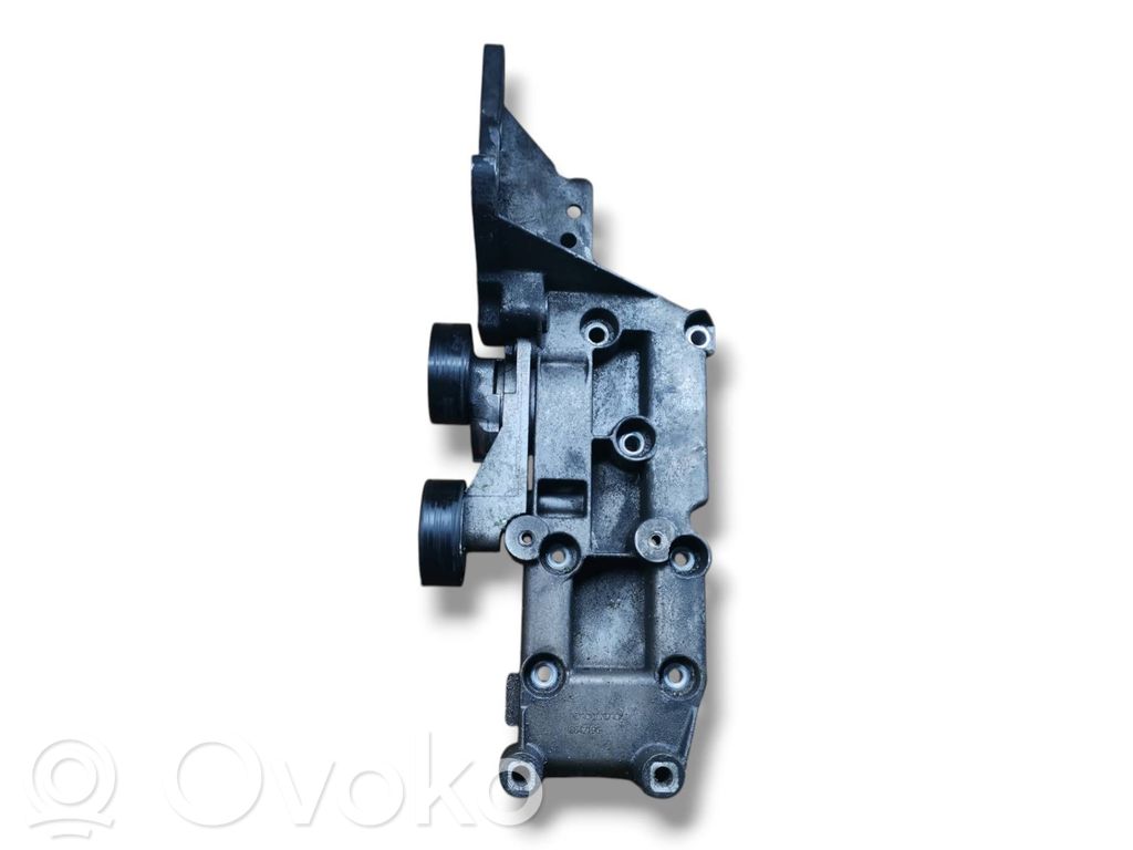 Volvo XC90 Engine mounting bracket 