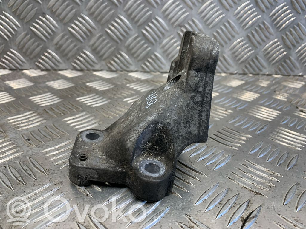 Volvo XC90 Engine mounting bracket 