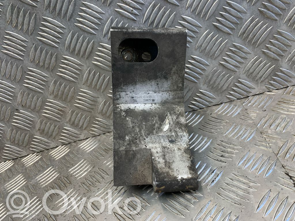 Volvo XC90 Engine mounting bracket 