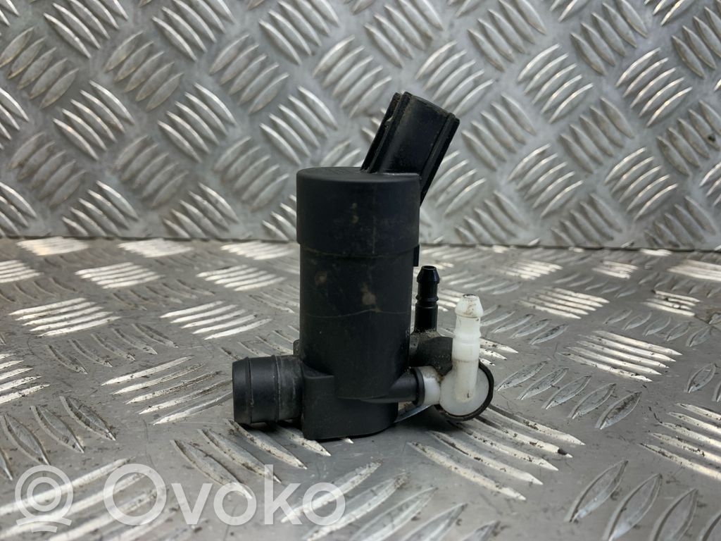 Volvo V70 Windscreen/windshield washer pump 