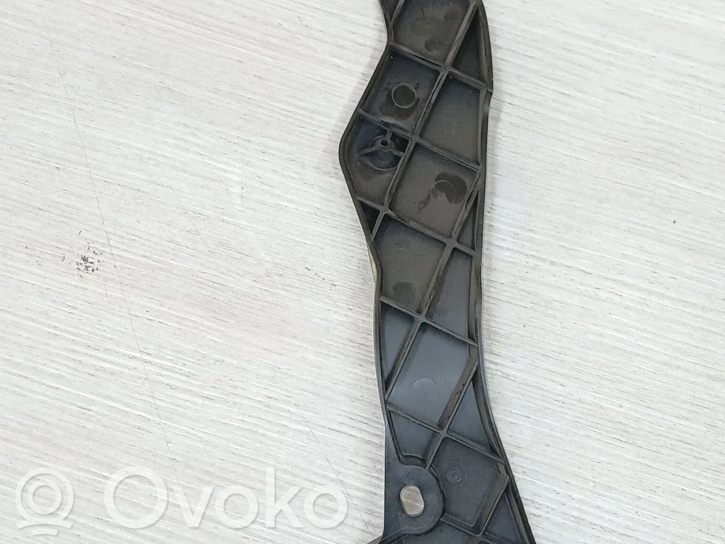 Audi A4 S4 B5 8D Puskurin kannattimen kulmakannake 