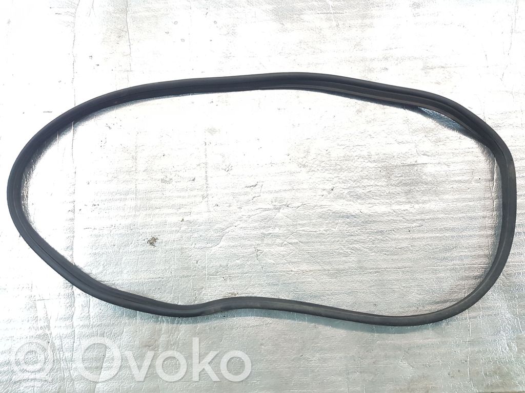 Gumowa uszczelka bagażnika tylnego / Na karoserii   010440508