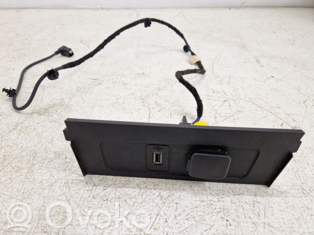 Ford Escape III Enchufe conector USB 