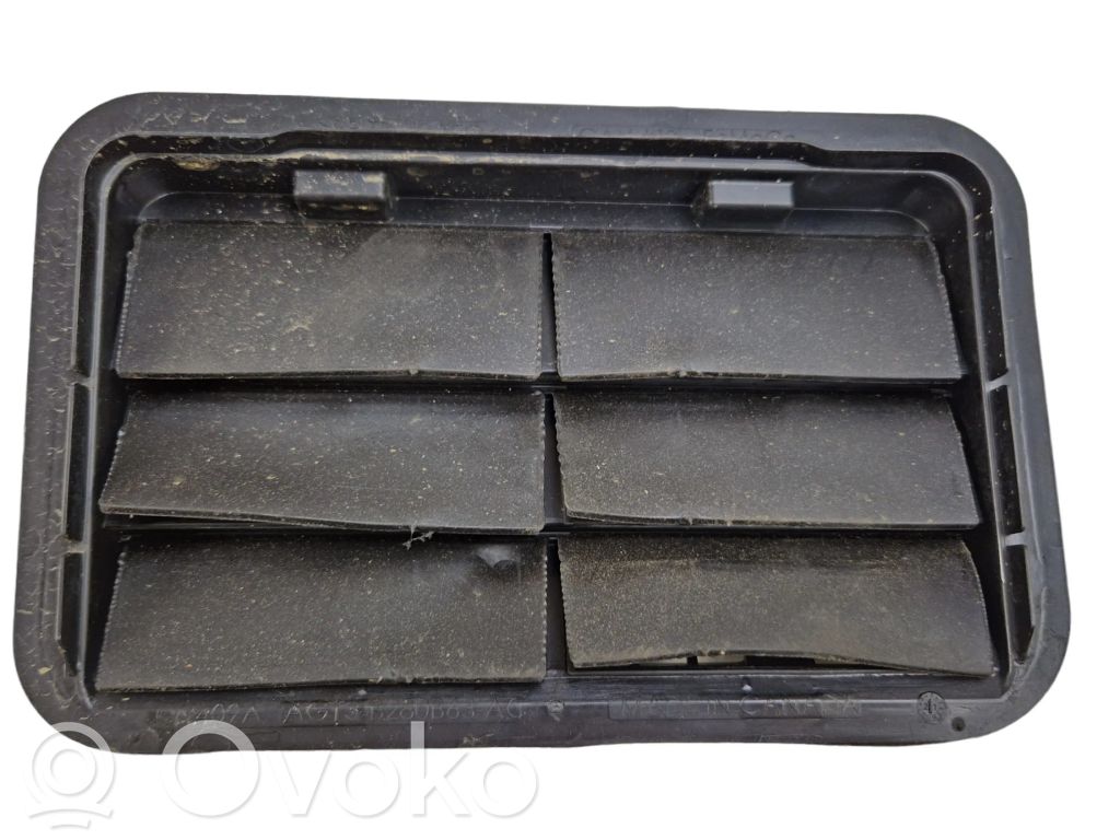 Ford Fusion II Kratka wentylacyjna pod zderzakiem tylnym 