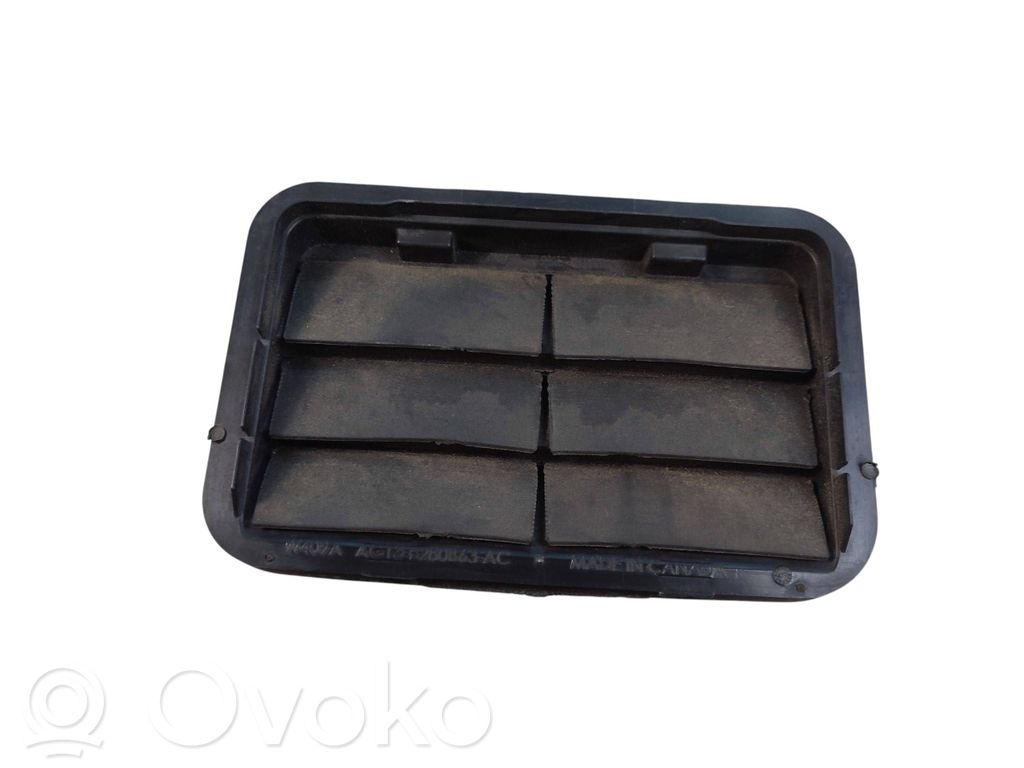 Ford Fusion II Quarter panel pressure vent 