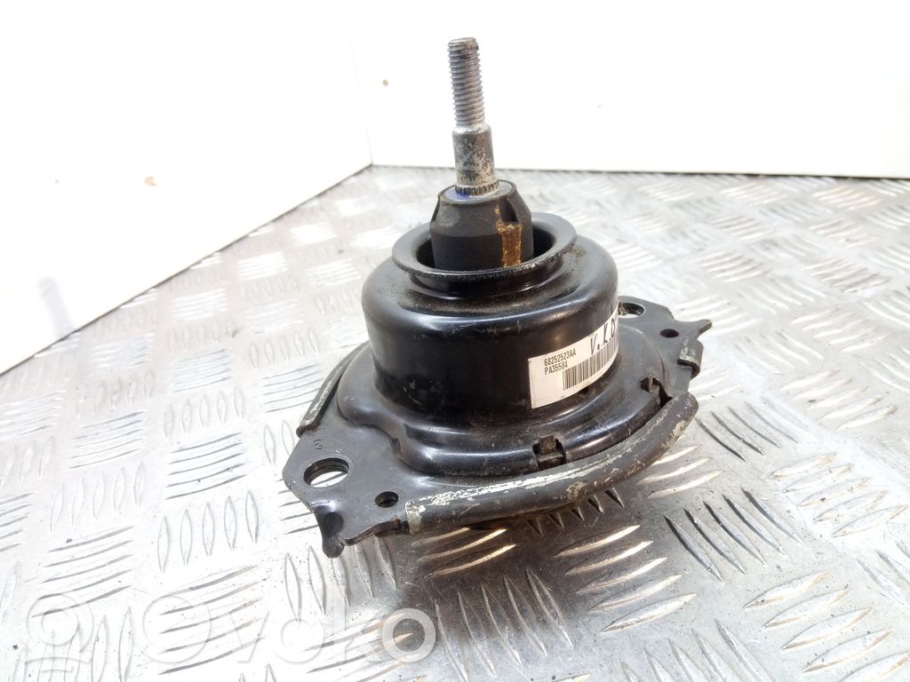 Jeep Grand Cherokee Engine mount bracket 