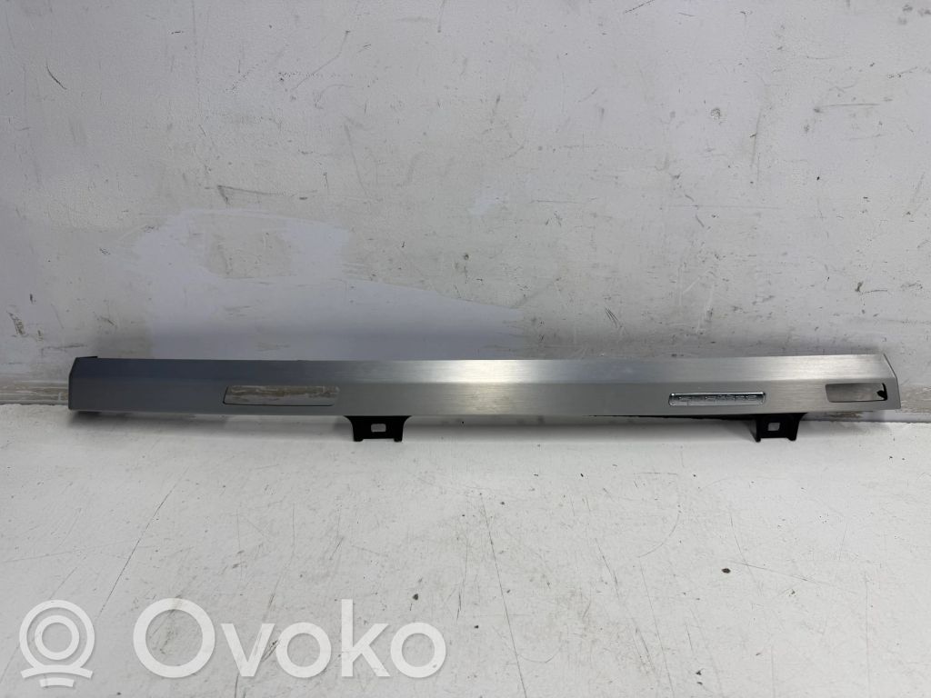 Audi Q7 4M Kojelaudan hansikaslokeron lista 