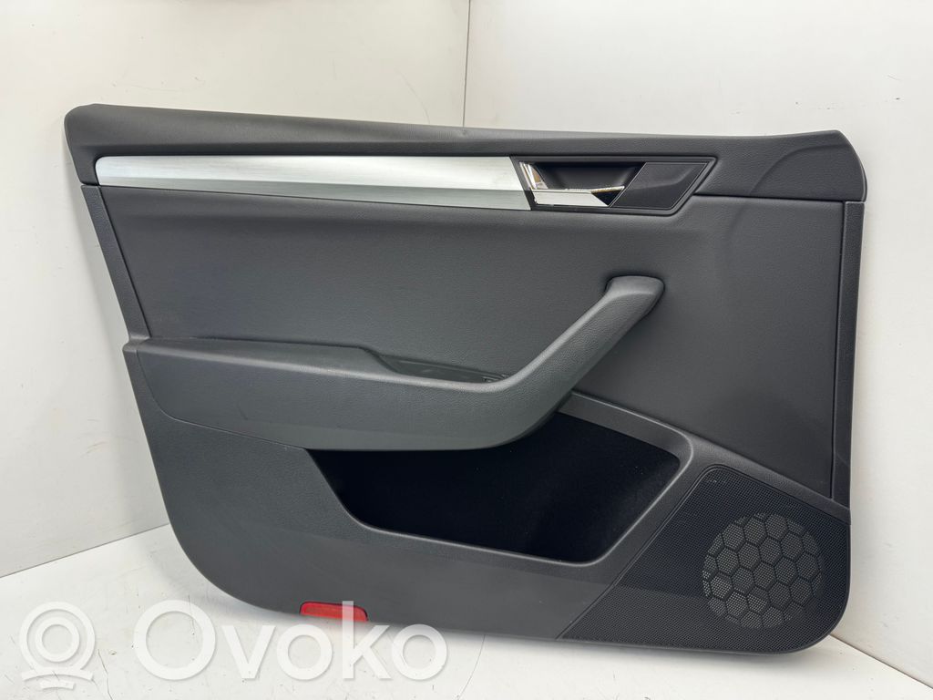 Skoda Superb B8 (3V) Boczki / Poszycie drzwi przednich 