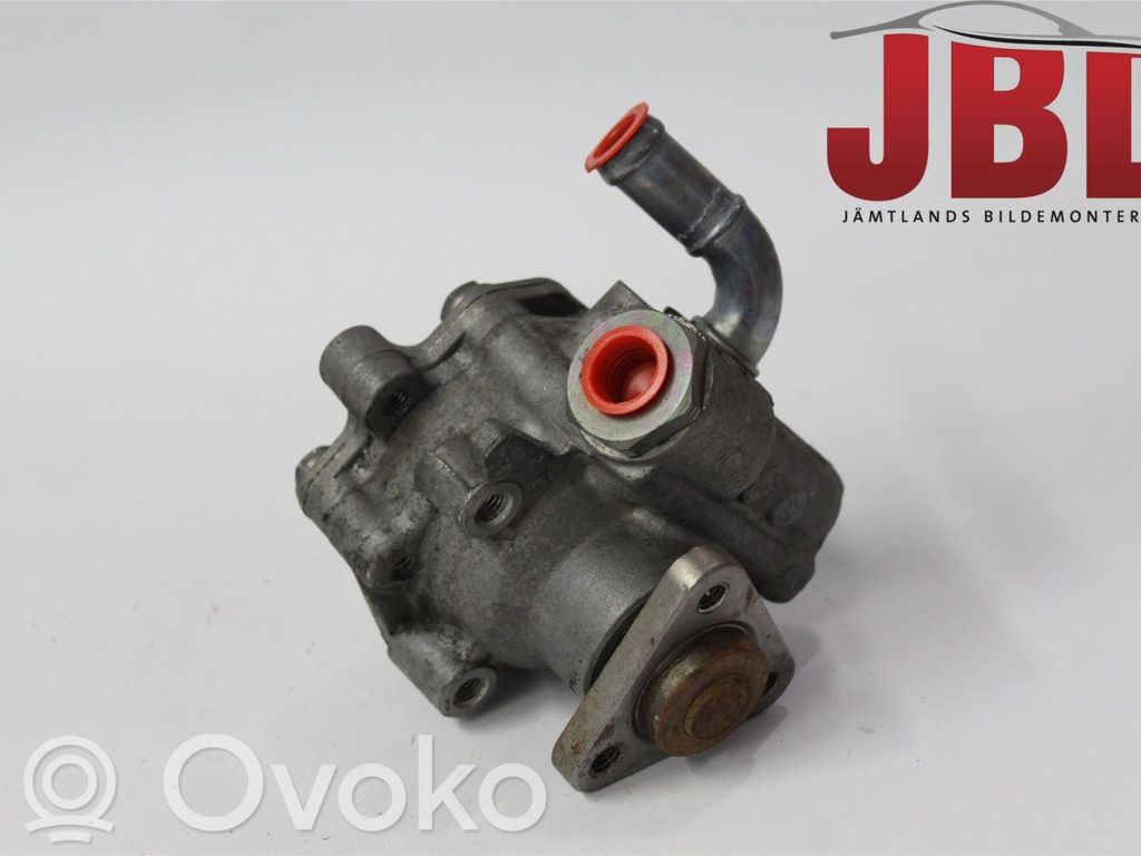 Ohjaustehostimen pumppu   7L8422154E
