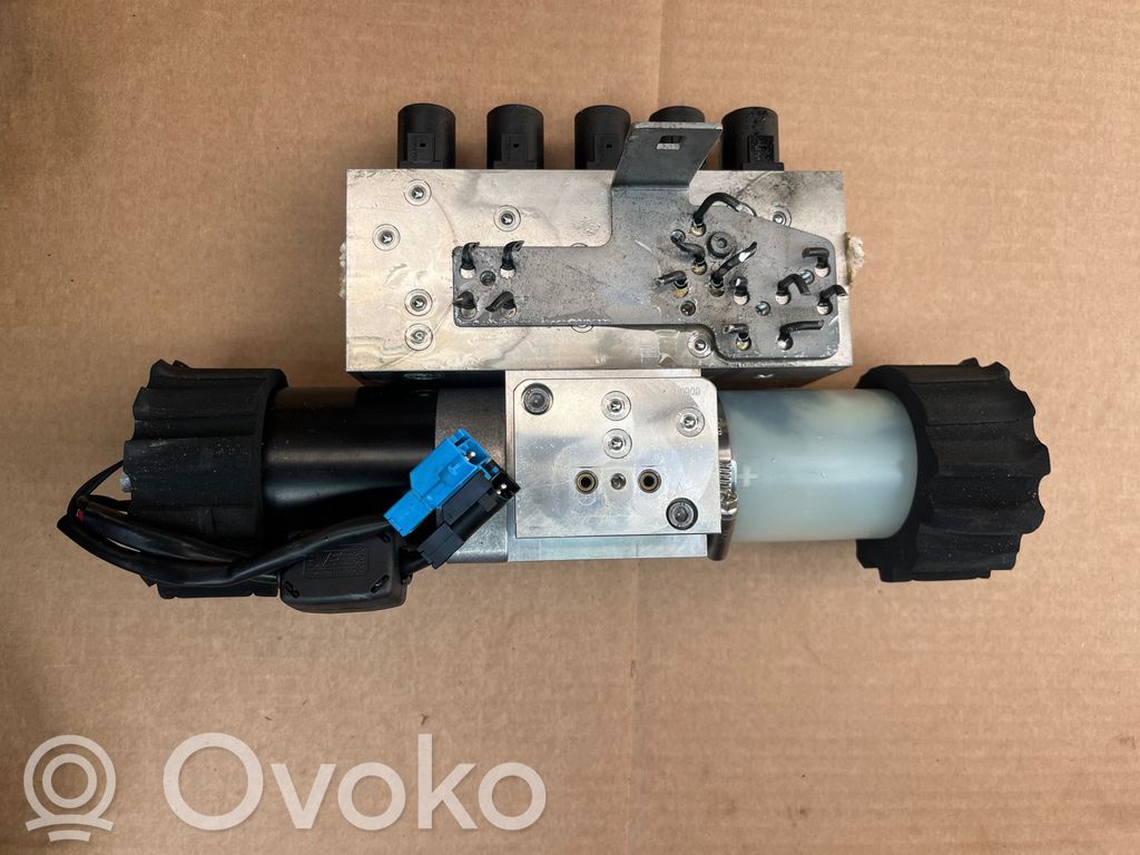 BMW 3 E92 E93 Pagrindinis hidraulinis stogo cilindras 