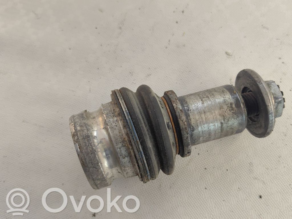 Sworzeń osi przedniej   8W0689B