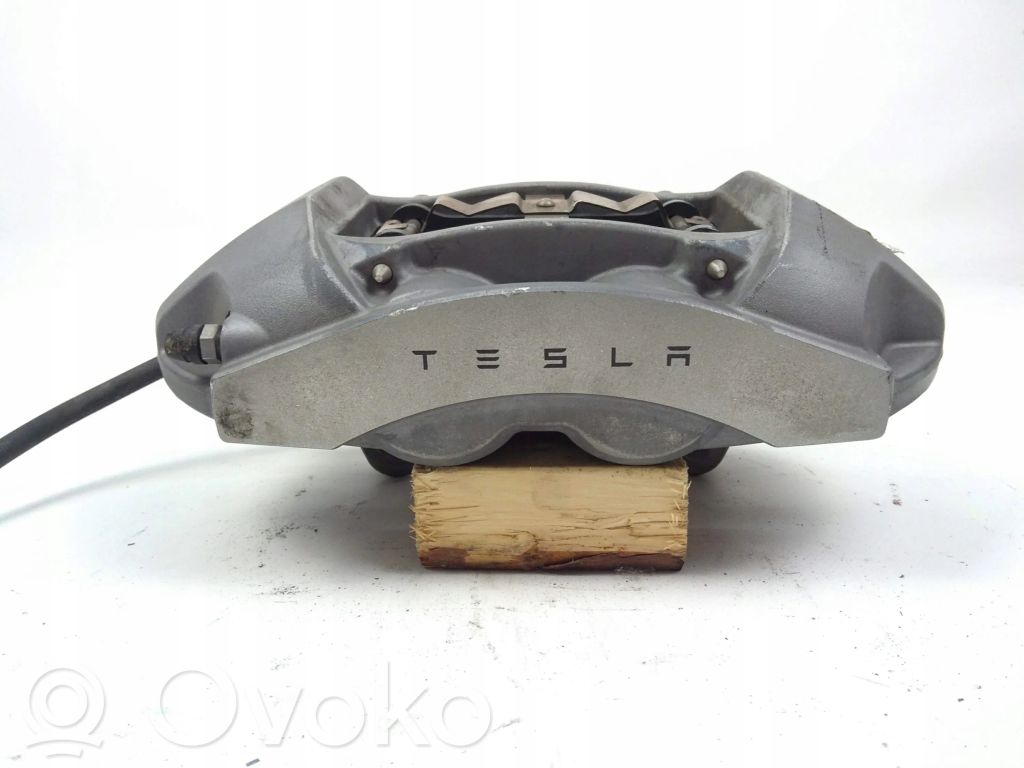 Front brake caliper   104462100E