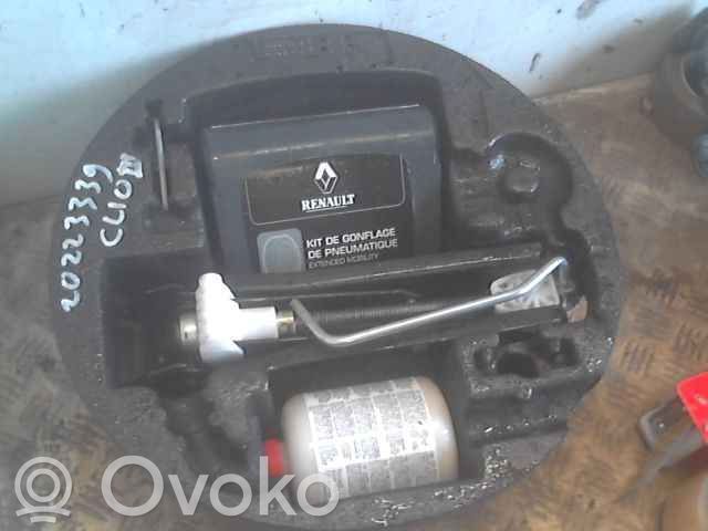 Renault Clio III Vararenkaan osion verhoilu 