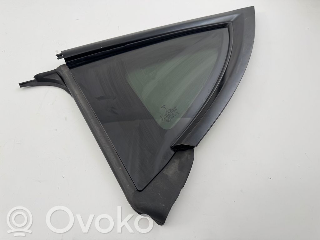 Tesla Model Y Mažasis "A" galinių durų stiklas 
