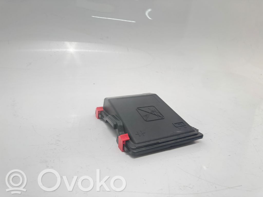 Peugeot 308 Tapa de caja de fusibles 
