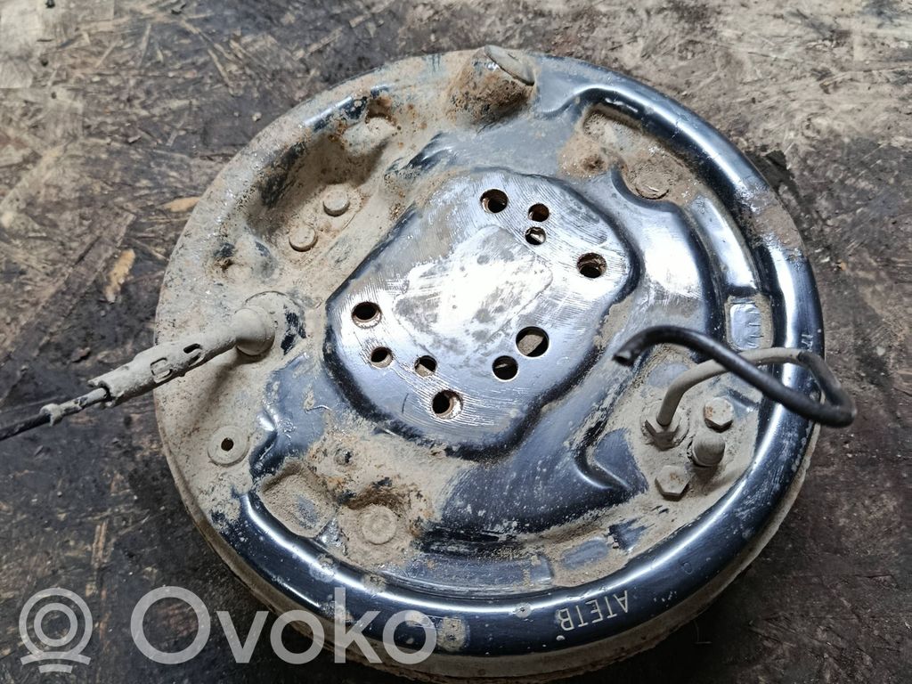 Ford Courier Cubo de rueda trasera 