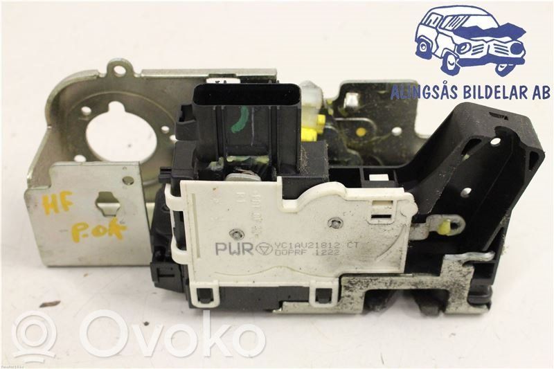 Priekšpusē slēdzene   YC1AV21812CT