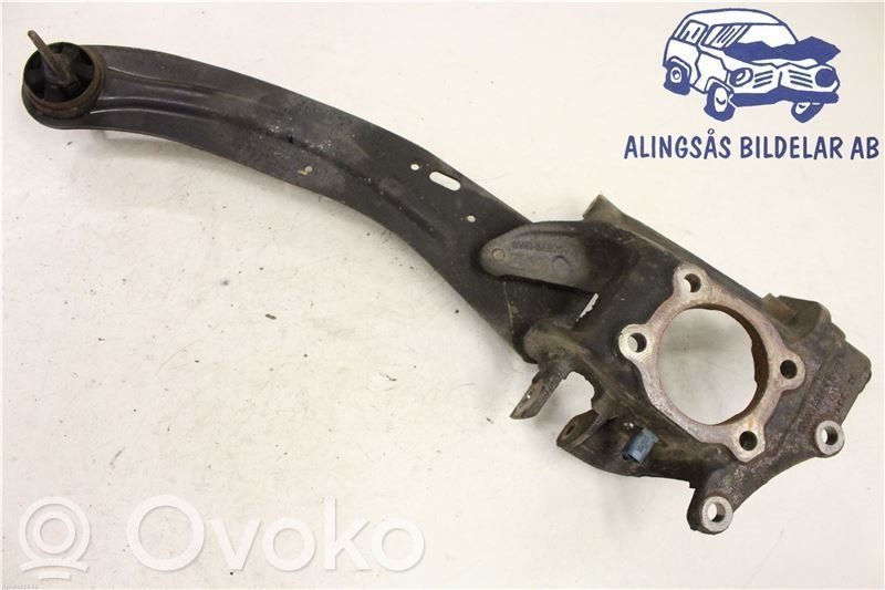 Front wheel hub   8V415A970AB