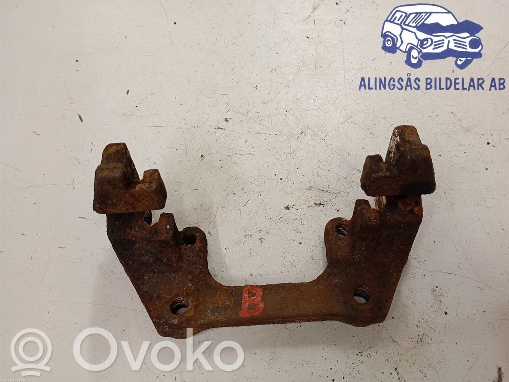 Volvo V70 Jarrusatulan tyynyn pidike takana 