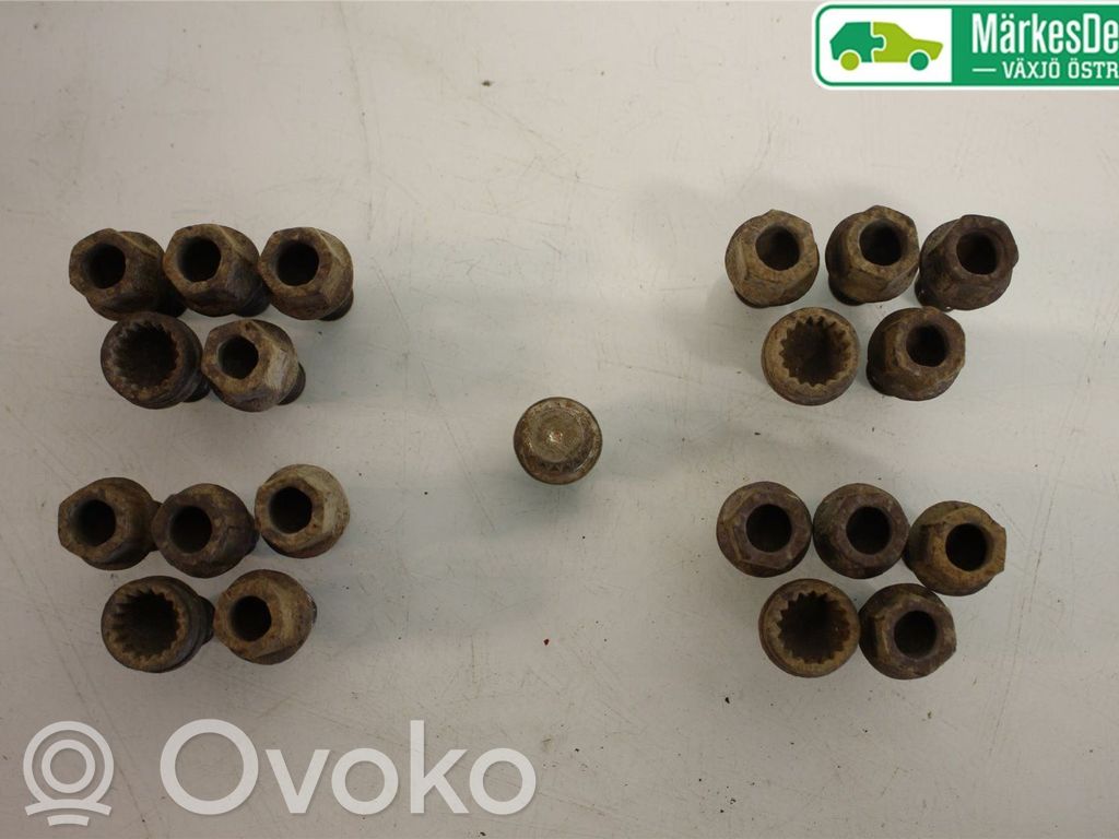 Tuercas/tornillos   8D0601139D