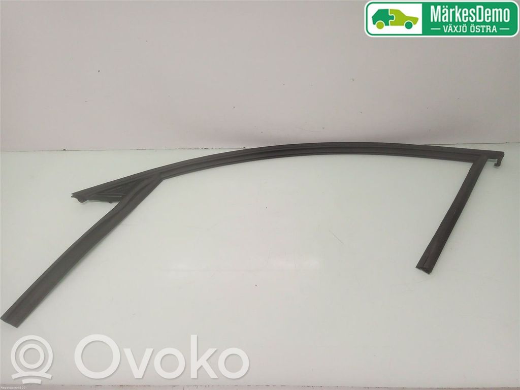 Volvo V90 Cross Country Listwa szyby drzwi przednich 