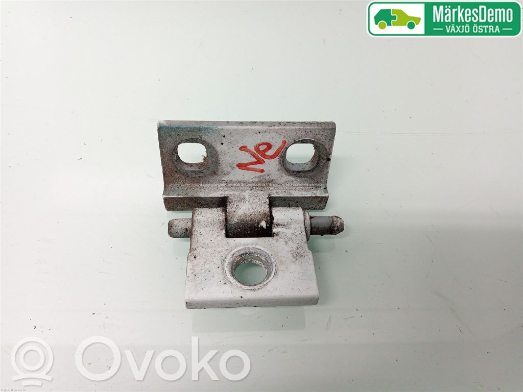 Volvo V70 Front door lower hinge 